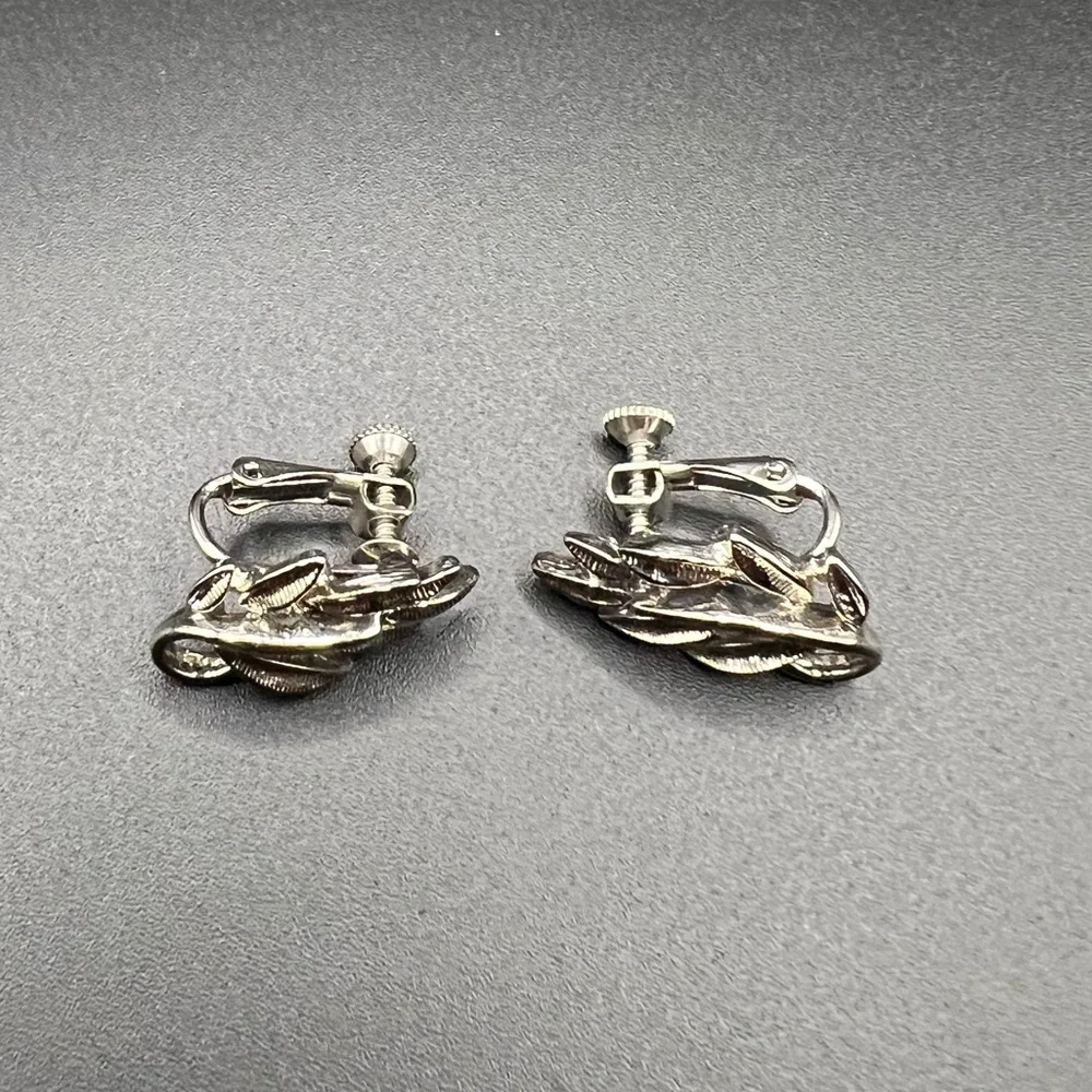 Vintage Napier clip-on/screw-on silver tone leaf earrings - Picture 3 of 3
